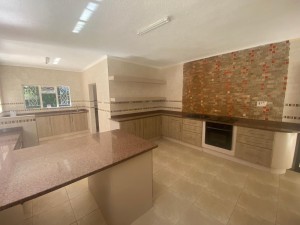 6 Bedroom House to Rent in Greystone Park